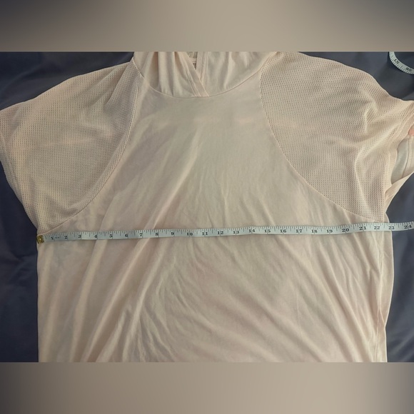 Under Armour Lightweight Hoodie Tee | Pale Orange/Pink | See Measurements - Picture 5 of 7